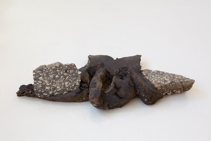 “Søvnen”, asfalt og trikkegummi, 65x20x25, 2015. / The “Sleep”, asphalt and rubber, 65x20x25 cm, 2015.