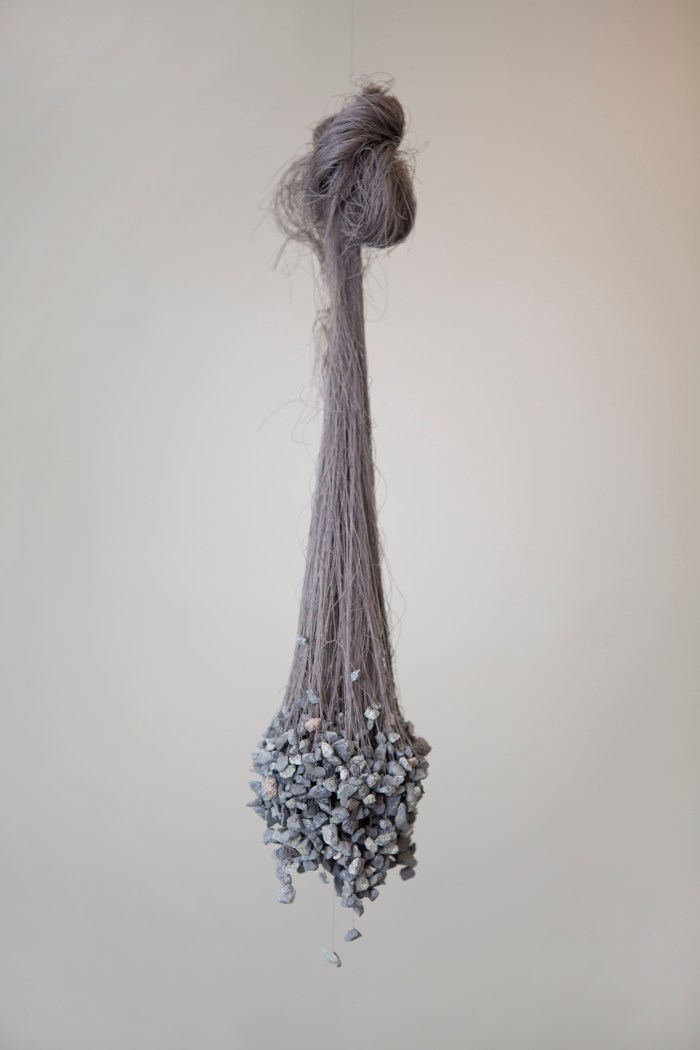 “Nervøsiteten / En selvbebreidelse”, grus og tråder, ca 50 cm lang, 2015. / “Nervousness / A Self-reproach”, gravel and sewing thread, 50x10cm, 2015.